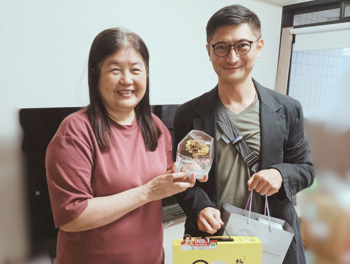 劉琴滿學姊與美術系王公澤老師合影圖片