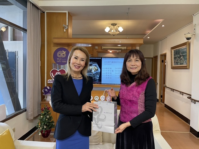 陳美芬學姊與校友服務組組長林容慧老師合影圖片