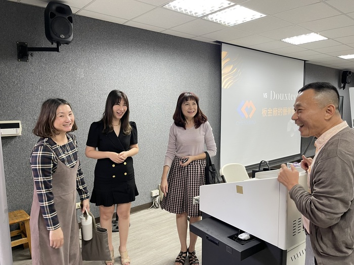 林洧緹學姊與師長們相談甚歡圖片