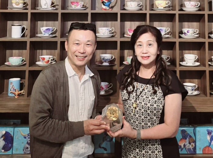 美術系黃主任與郭美吟學姊合照圖片