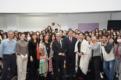 第七屆傑出校友路之．瑪迪霖返校分享　董事長頒贈傑出校友獎圖片