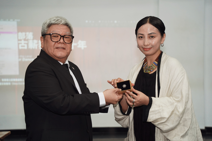 第七屆傑出校友路之．瑪迪霖返校分享　董事長頒贈傑出校友獎圖片