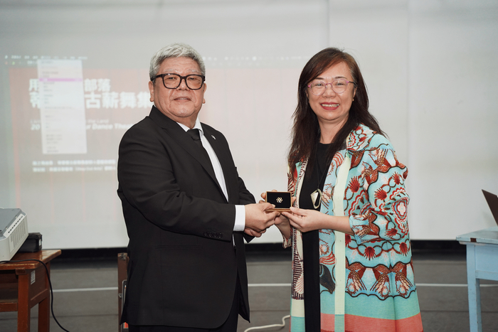 第七屆傑出校友路之．瑪迪霖返校分享　董事長頒贈傑出校友獎圖片