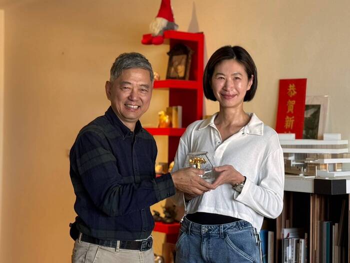 室設系主任與李羽芝學姊 合影圖片