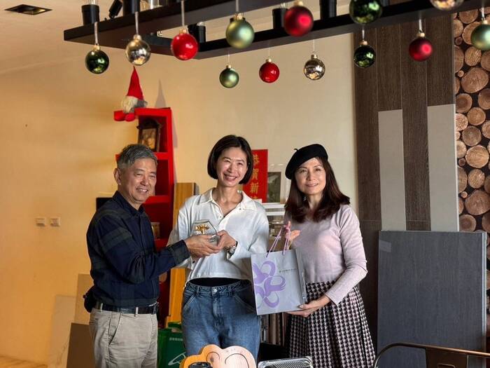 (左到右)室設系主任與李羽芝學姊及校友服務組組長 合影圖片