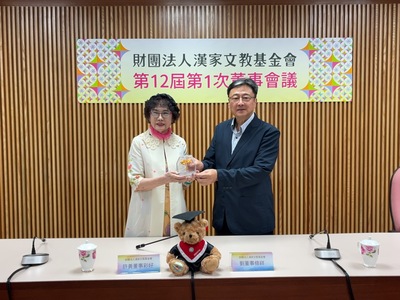 60週年校慶-永生康乃韾珠寶禮盒 頒贈-許黃彩好學姊圖片