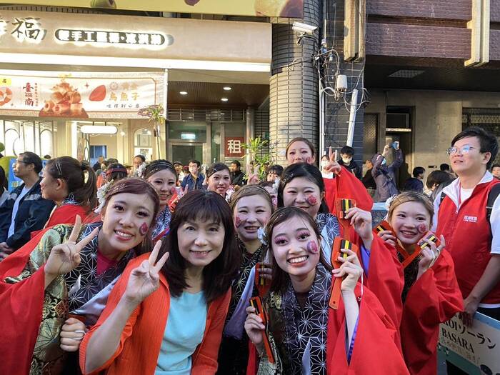 校友服務組組長與遊行隊伍大合照圖片