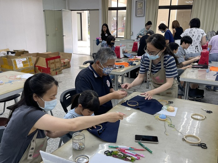 🧵【縫繡新生活熱鬧登場｜校友攜手親子共學，讓舊衣延續新生命】圖片