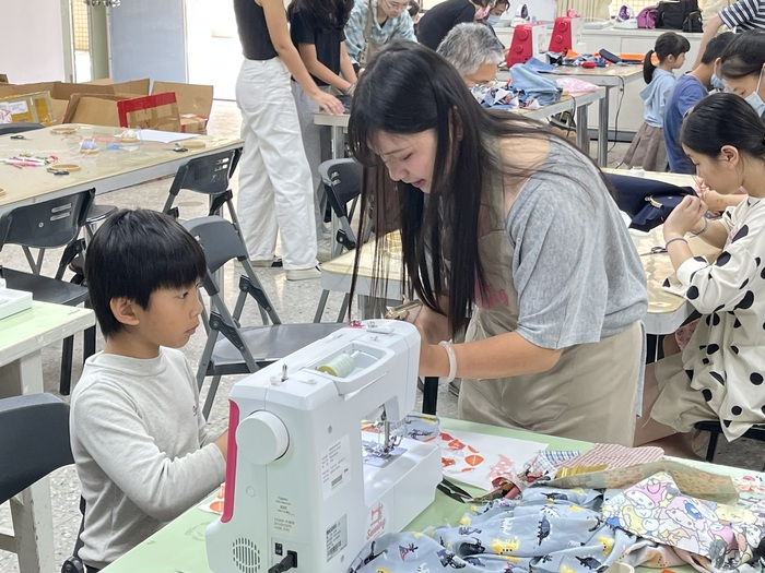 🧵【縫繡新生活熱鬧登場｜校友攜手親子共學，讓舊衣延續新生命】圖片