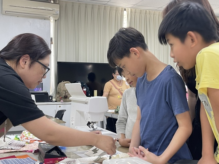 🧵【縫繡新生活熱鬧登場｜校友攜手親子共學，讓舊衣延續新生命】圖片