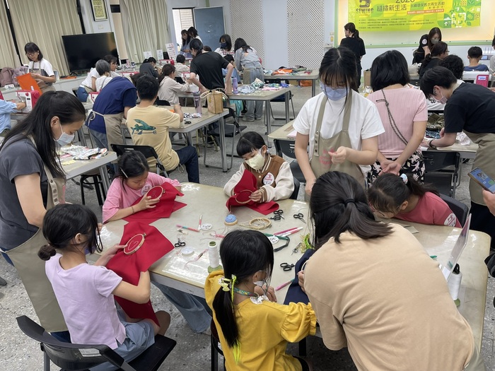 🧵【縫繡新生活熱鬧登場｜校友攜手親子共學，讓舊衣延續新生命】圖片