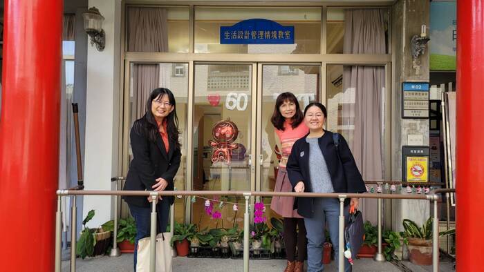 室設系陳宛宜老師、校友服組林容慧組長及學姊於蕭如樓的合照圖片