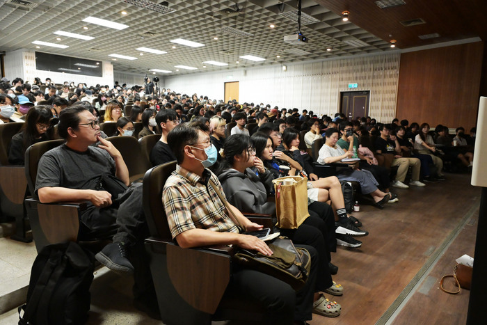 2026年05月12日漫畫系舉辦重量級座談-金漫大獎漫畫家狼七╳製作人張曉彤暢談「漫畫可以成為被尊敬的職業！」圖片