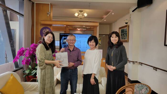 李雄輝老師、師母與師培中心邱憶惠主任、校友服務組林容慧組長合影圖片
