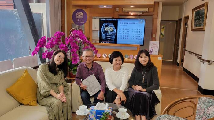 李雄輝老師、師母與師培中心邱憶惠主任、校友服務組林容慧組長合影圖片